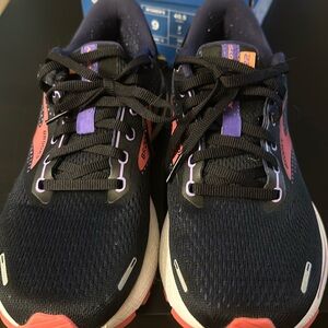 Brooks Adrenaline 22 - 9M - worn twice